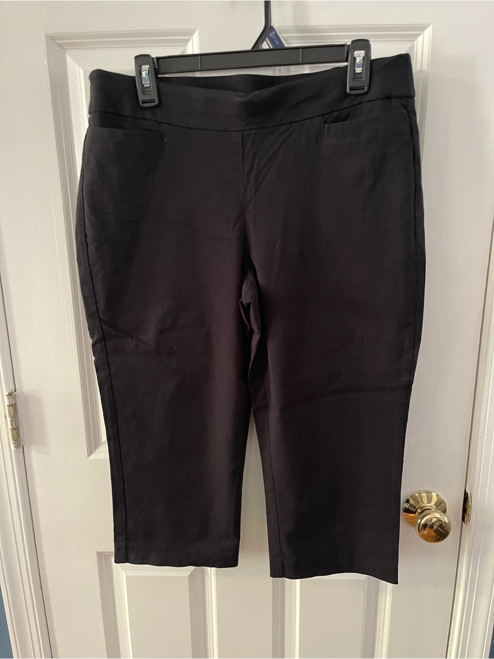Women's Black Pull-On Capri Pants